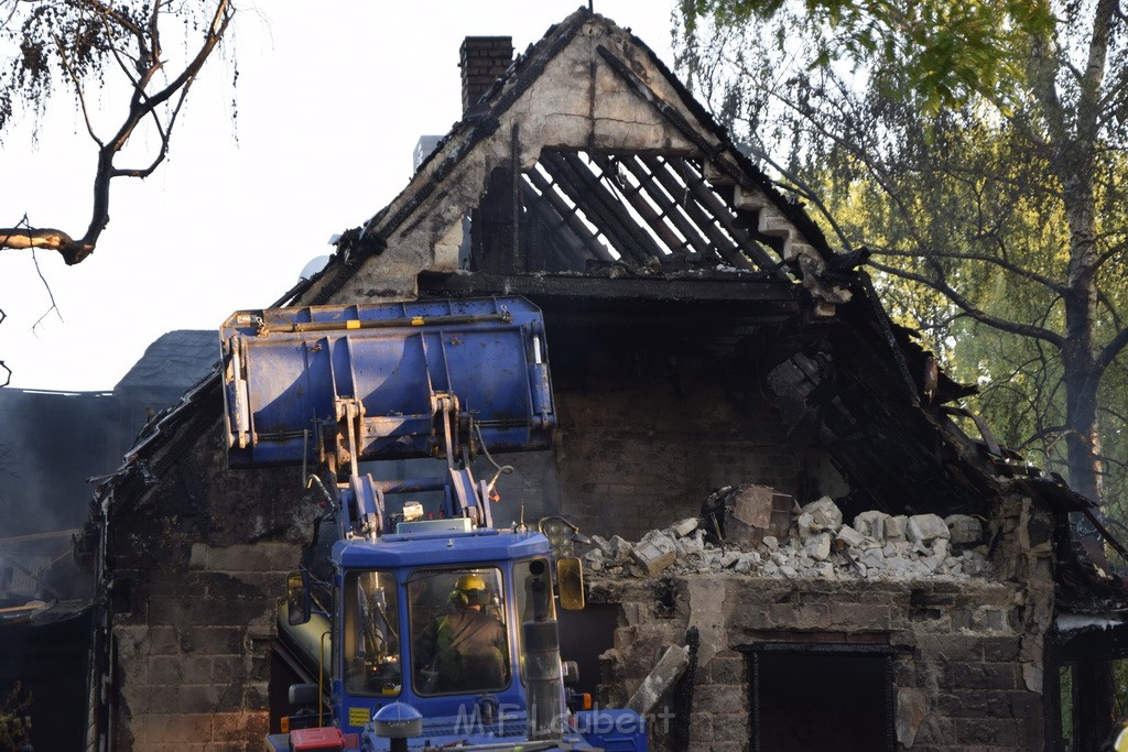 Grossfeuer Einfamilienhaus Siegburg Muehlengrabenstr P0968.JPG - Miklos Laubert